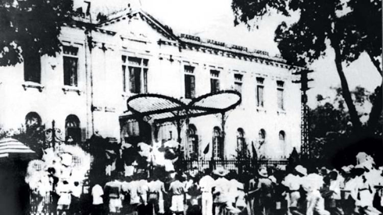 Cách mạng Tháng Tám năm 1945 đề lại nhiều bài học quý báu cho Đảng và nhân dân ta, trong đó có bài học đoàn kết, lấy dân làm gốc. (Thời sự trưa 19/8/2017)