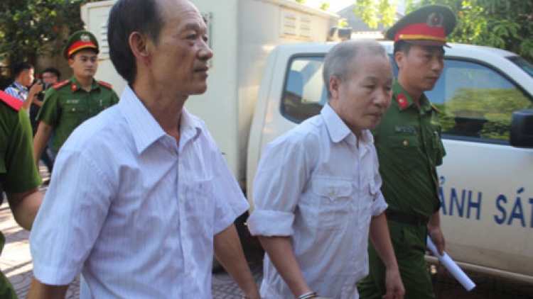 Tòa án nhân dân huyện Mỹ Đức, thành phố Hà Nội mở phiên tòa hình sự sơ thẩm xét xử 14 cựu lãnh đạo xã Đồng Tâm và cán bộ huyện Mỹ Đức vi phạm pháp luật về quản lý đất đai xảy ra tại xã Đồng Tâm (Thời sự trưa 8/8/2017)