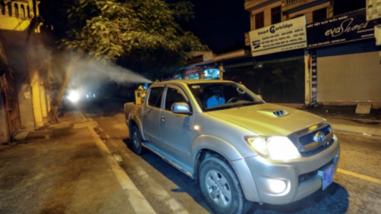 Từ sáng mai đến hết tháng 8 này, toàn thành phố Hà Nội sẽ phun hóa chất diệt muỗi theo kiểu cuốn chiếu (Thời sự đêm 13/8/2017)