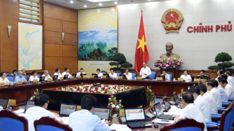 Họp Chính phủ thường kỳ tháng 7, Thủ tướng Nguyễn Xuân Phúc yêu cầu nhận diện đúng tình hình từng ngành, từng lĩnh vực, phấn đấu hoàn thành kế hoạch năm nay, đạt mục tiêu tăng trưởng 6,7% (Thời sự trưa 3/8/2017)