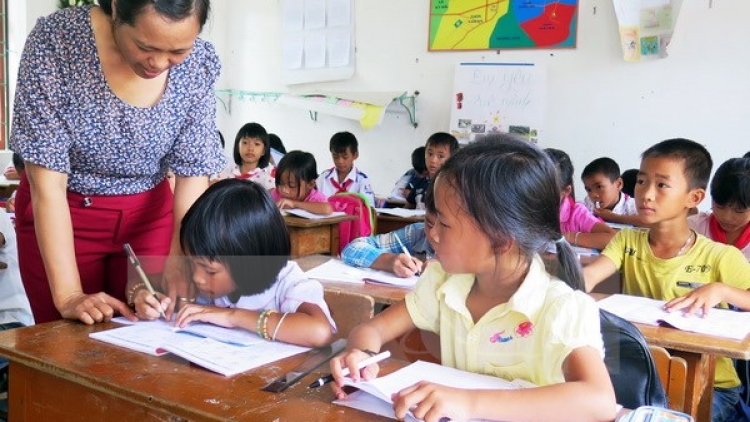 Bộ Giáo dục và Đào tạo yêu cầu các địa phương, các trường học cam kết không thu các khoản thu ngoài học phí trái quy định đối với giáo dục mầm non, phổ thông, các cơ sở giáo dục (Thời sự đêm 27/8/2017)