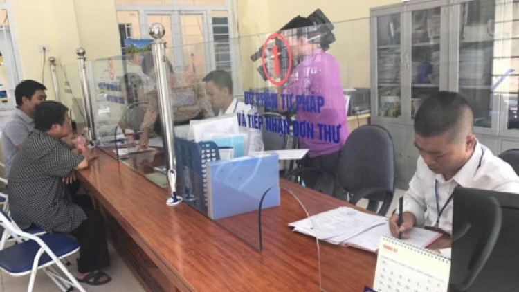 Theo kết quả thanh tra của Hà Nội, không có việc cán bộ phường Văn Miếu gợi ý đưa phong bì 200.000 đồng khi giải quyết thủ tục khai tử (Thời sự đêm 2/8/2017)