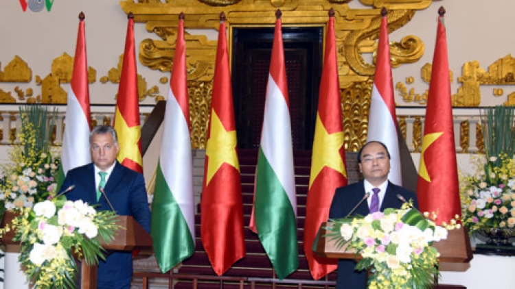 Thủ tướng Nguyễn Xuân Phúc đón và hội đàm với Thủ tướng Hungary Orbán Viktor. Hai bên ra tuyên bố chung khẳng định hợp tác chặt chẽ trên tất cả các lĩnh vực, trong đó hợp tác kinh tế - tài chính là trụ cột ưu tiên trong quan hệ song phương trong thời gian tới (Thời sự chiều 25/9/2017)