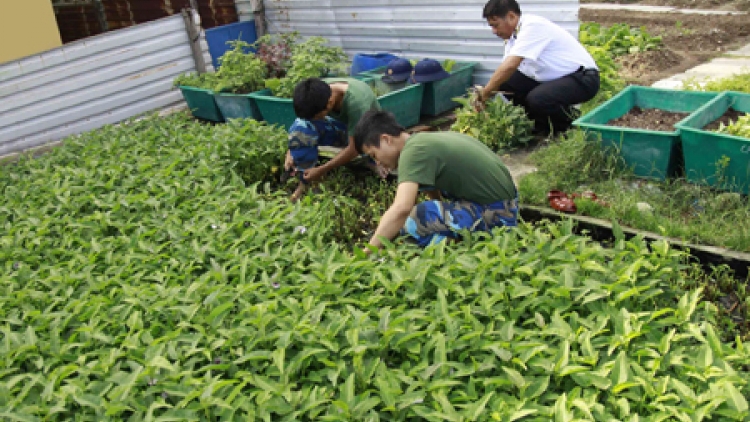 Thầm lặng những người lính hậu cần trên biển (9/9/2017)