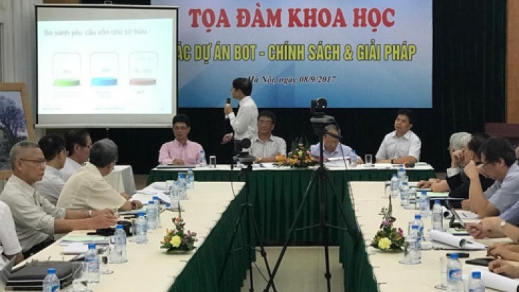 Tại tọa đàm “Dự án BOT - chính sách và giải pháp” tổ chức hôm nay, các chuyên gia đã chỉ ra hàng loạt những bất cập đang tồn tại của các dự án BOT, đồng thời yêu cầu phải chấm dứt ngay tình trạng thu phí BOT theo kiểu “trấn lột” người dân (Thời sự chiều 8/9/2017)