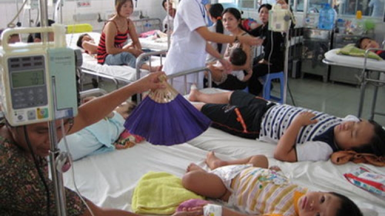 Hà Nội và thành phố Hồ Chí Minh tiếp tục ghi nhận thêm nhiều trường hợp mắc sốt xuất huyết và bệnh tay- chân- miệng  (Thời sự chiều 05/9/2017)