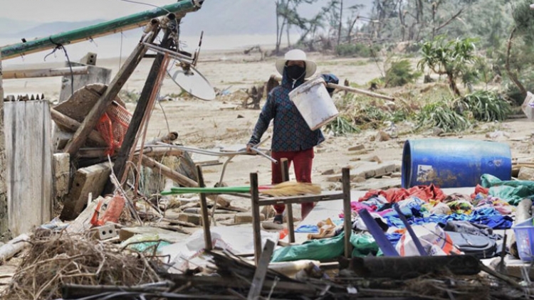 Trung ương Hội Chữ thập đỏ Việt Nam kêu gọi các cấp Hội trong cả nước ủng hộ đồng bào miền Trung khắc phục hậu quả bão số 10 (Thời sự đêm 17/9/2017)