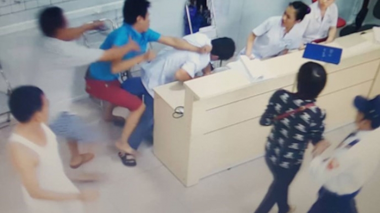 Bao giờ bác sĩ, nhân viên y tế được bảo vệ đúng mức (8/1/2018)