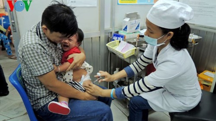 Tiêm chủng bắt buộc 10 mũi vắc xin và những vấn đề đặt ra (11/1/2018)