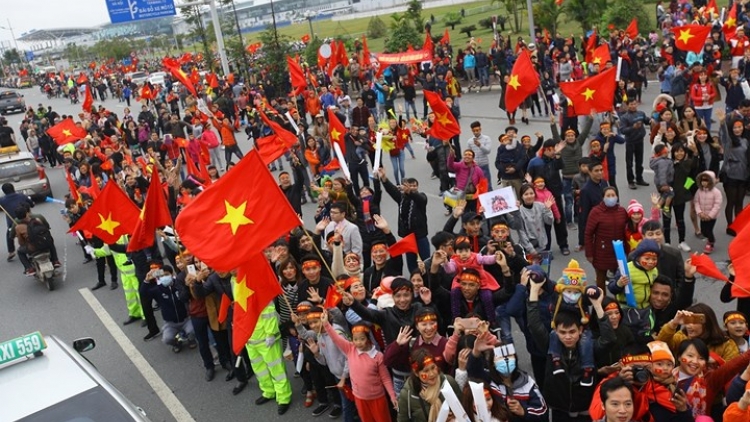 Sau khi kết thúc hành trình tuyệt vời tại giải U23 châu Á 2018, diễn ra tại Trung Quốc, trưa nay, đội tuyển U23 Việt Nam về nước trong sự hân hoan chào đón của đông đảo người hâm mộ (Thời sự trưa 28/1/2018)