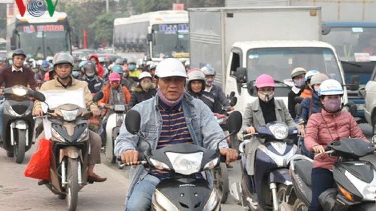 Kết thúc kỳ nghỉ Tết duơng lịch, nguời dân đổ về các thành phố lớn như Hà Nội và Thành phố Hồ Chí Minh khiến các tuyến đuờng cửa ngõ xảy ra ùn tắc kéo dài (Thời sự đêm 1/1/2018)