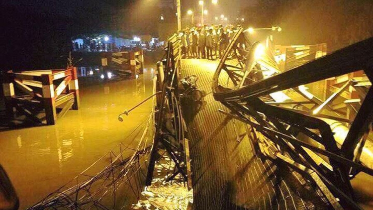 Nguyên nhân dẫn đến sập cầu Long Kiểng khiến ô tô và xe máy rơi xuống sông vào đêm qua là do tài xế xe tải chở quá tải trọng cho phép qua cầu (Thời sự trưa 20/1/2018)