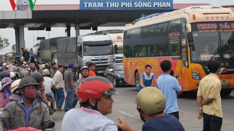 Tổng cục Đường bộ Việt Nam đề nghị cắm biển "cấm dừng quá 5 phút" nhằm chống ùn tắc tại các trạm BOT (Thời sự chiều 16/1/2018)