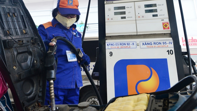 Giá xăng, dầu đã được điều chỉnh lần đầu tiên trong năm nay khi xăng E5 RON 92 được công bố giữ nguyên giá, còn xăng RON 95 tăng tới 810 đồng một lít lại không được công bố khiến dư luận phản ứng (Thời sự chiều 5/1/2018)