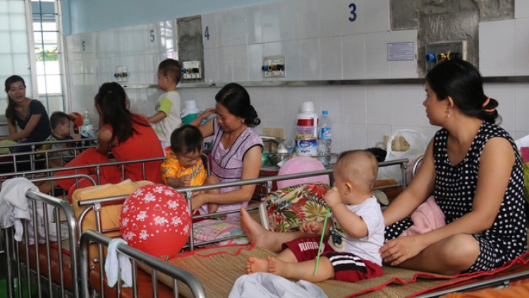 Bộ Y tế khẳng định, dịch bệnh tay chân miệng đang bùng phát mạnh tại khu vực phía Nam, nhưng chưa ghi nhận sự thay đổi về gen của virus gây bệnh (Thời sự chiều 9/10/2018)