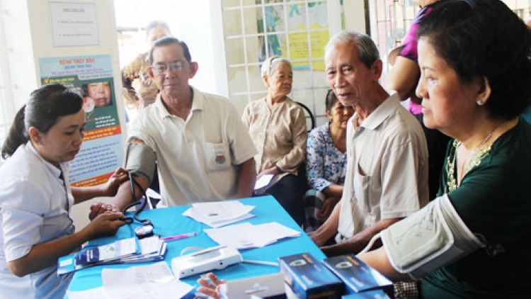 Chuyên gia y tế tư vấn cách phòng ngừa bệnh mạn tính ở người cao tuổi (1/10/2018)