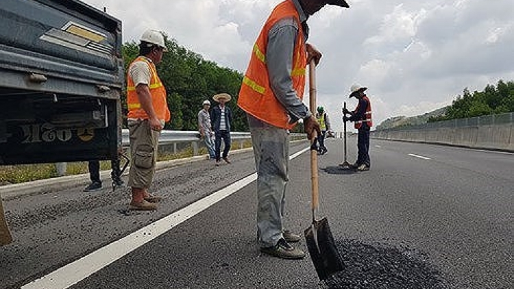 Tình trạng các dự án cao tốc kém chất lượng, việc bán thầu tùy tiện? (17/10/2018)
