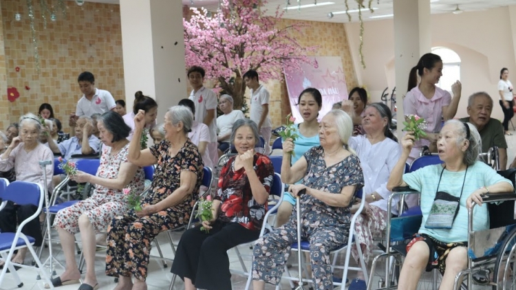 Nên hay không nên đưa cha mẹ già vào viện dưỡng lão? (1/10/2018)