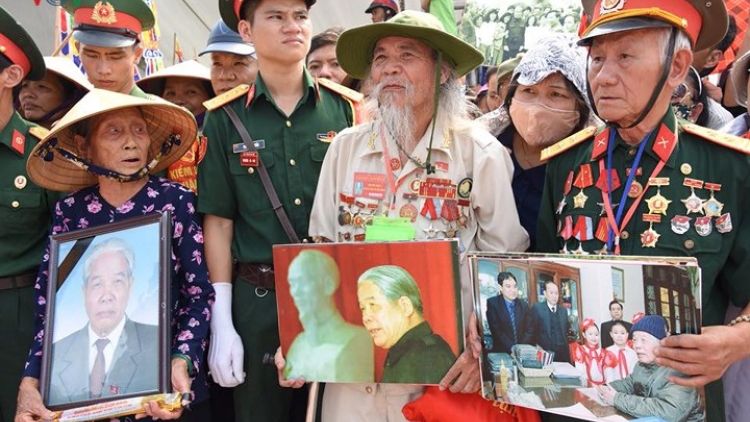 Xúc động lễ an táng nguyên Tổng Bí thư Đỗ Mười tại quê nhà (Thời sự đêm 7/10/2018)