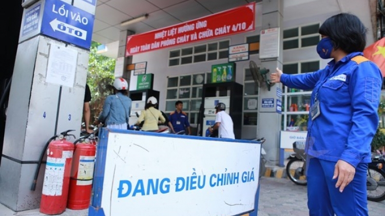 Từ 15 giờ chiều nay, giá xăng trong nước được điều chỉnh tăng gần 700 đồng một lít, mức tăng cao nhất từ đầu năm (Thời sự chiều 6/10/2018)