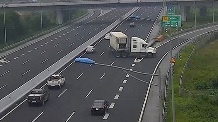 Cần thiết xem xét, bổ sung các quy định của pháp luật để ngăn chặn hành vi đi lùi xe, hay quay đầu đi ngược chiều trên đường cao tốc, tiềm ẩn nguy cơ gây tai nạn giao thông (12/11/2018)