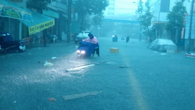 Áp thấp nhiệt đới tiến sát vào các tỉnh ven biển Nam Trung Bộ, gây mưa to đến rất to cho nhiều địa phương trong khu vực (Thời sự trưa 18/11/2018)