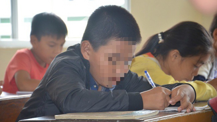 Công an Huyện Quảng Ninh, tỉnh Quảng Bình khởi tố vụ án một học sinh bị bạn học và cô giáo tát phải nhập viện (Thời sự chiều 26/11/2018)