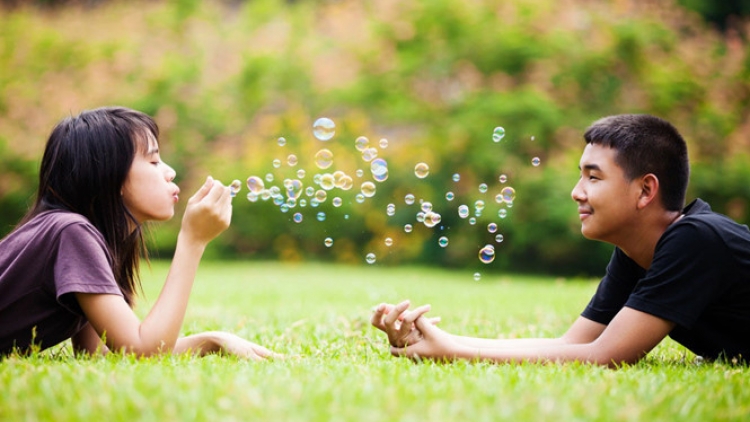Cha mẹ ứng xử thế nào khi con yêu sớm (5/11/2018)
