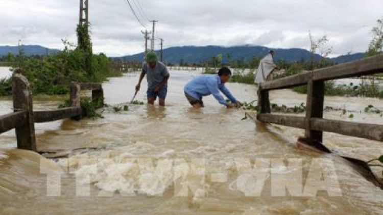 Các tỉnh từ Thừa Thiên Huế đến Khánh Hòa được cảnh báo lũ lớn cục bộ, lũ quét, sạt lở đất và ngập lụt xảy ra đêm nay (Thời sự đêm 14/12/2018)