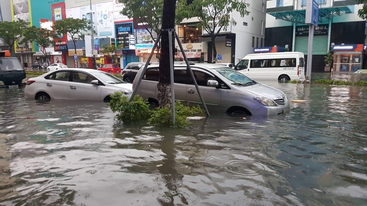 Nguyên nhân nào dẫn đến tình trạng đường biến thành sông tại thành phố Đà Nẵng trong trận mưa lũ vừa qua? (11/12/2018)