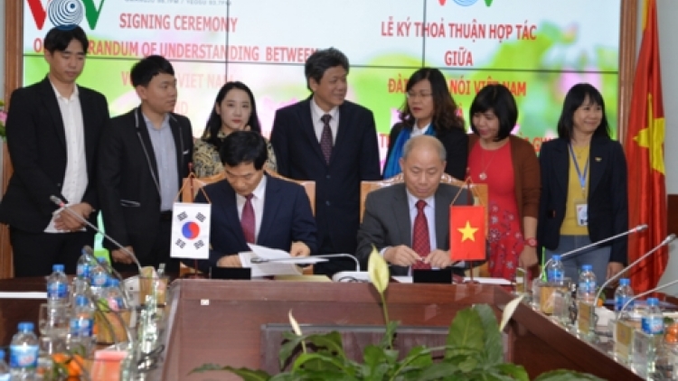 Đài Tiếng nói Việt Nam ký thỏa thuận hợp tác với Đài phát thanh GNF của Hàn Quốc (Thời sự đêm 17/12/2018)