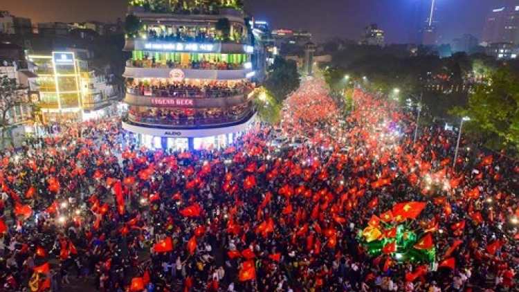 Vận nước đang lên dẫu thác ghềnh