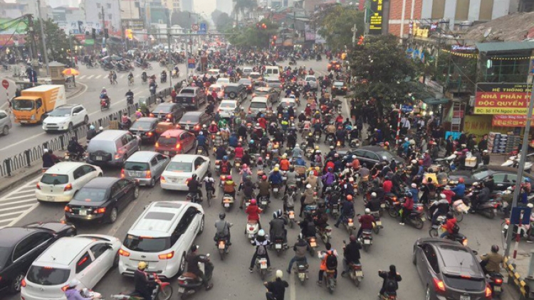 Phó Thủ tướng Trương Hòa Bình yêu cầu các địa phương tiếp tục đảm bảo trật tự an toàn giao thông trong những ngày cao điểm còn lại của Tết Nguyên đán Mậu Tuất và mùa lễ hội xuân 2018 (Thời sự chiều 18/02/2018)