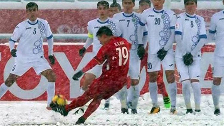 Pha sút phạt vào lưới đội tuyển U23 Uzbekistan của cầu thủ Nguyễn Quang Hải đã trở thành bàn thắng đẹp nhất vòng Chung kết giải bóng đá U23 châu Á 2018 (Thời sự đêm 02/02/2018)