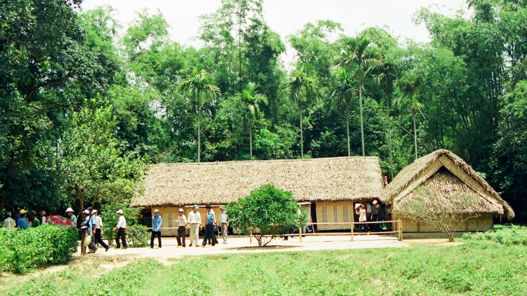 Người dân khắp mọi miền Tổ quốc về thăm quê Bác ngày đầu năm mới. (Thời sự chiều 17/02/2018)