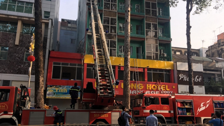 19 người được giải cứu khỏi khách sạn bốc cháy chiều nay ở trung tâm thành phố Hồ Chí Minh (Thời sự chiều 24/3/2018)