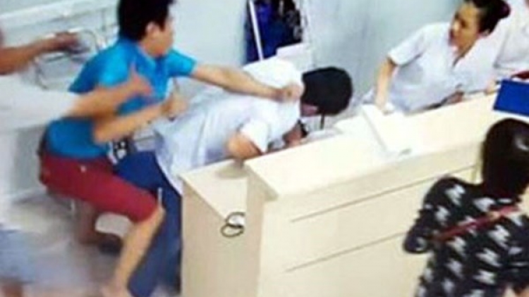 Để máu và nước mắt không vương trên áo Blue trắng vì thói côn đồ (1/3/2018)