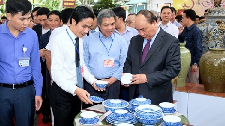 Thủ tướng Nguyễn Xuân Phúc thăm Làng nghề gốm sứ Bát Tràng và dự khai mạc triển lãm trưng bày, giới thiệu sản phẩm gốm sứ tiêu biểu, văn hóa, du lịch Bát Tràng 2018 (Thời sự chiều 28/3/2018)