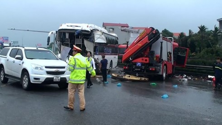 Chiều nay, trên cao tốc Pháp Vân - Cầu Giẽ liên tiếp xảy ra nhiều vụ tai nạn giao thông khiến tuyến đường này ùn tắc nhiều giờ (Thời sự đêm 18/3/2018)