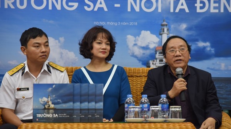 Nữ nhà báo đầu tiên ra sách ảnh về Trường Sa (15/3/2018)