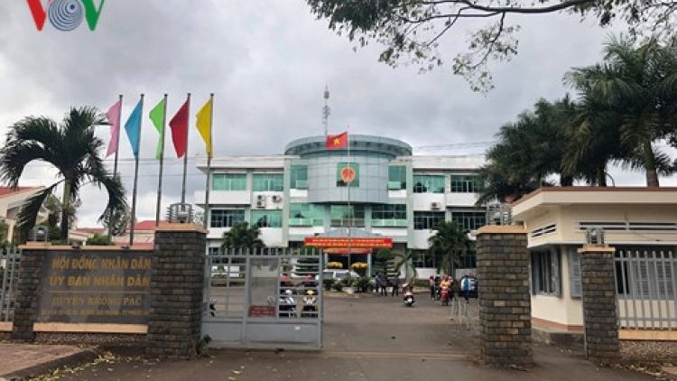 Ủy ban nhân dân tỉnh Đắk Lắk chỉ đạo tạm dừng việc chấm dứt hợp đồng đối với các giáo viên tại huyện Krông Pách để tìm hướng giải quyết hợp lý theo quy định (Thời sự đêm 11/3/2018)