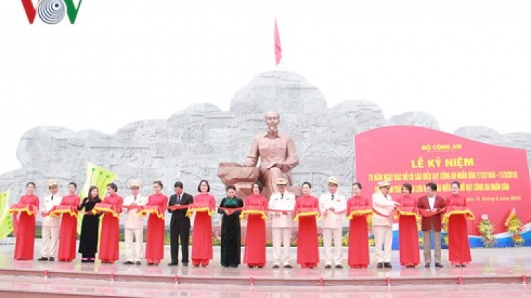 Chủ tịch quốc hội Nguyễn Thị Kim Ngân dự Lễ kỷ niệm 70 năm Ngày Bác Hồ có Sáu điều dạy Công an nhân dân và khánh thành Khu lưu niệm Sáu điều Bác Hồ dạy Công an nhân dân, tại xã Nhã Nam, huyện Tân Yên, tỉnh Bắc Giang (Thời sự trưa 11/3/2018)