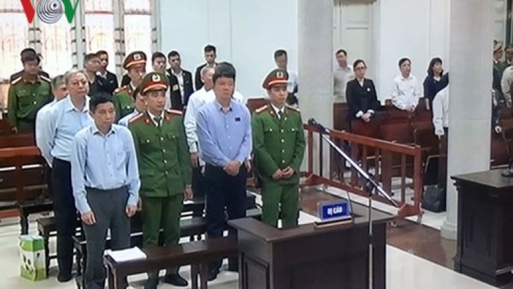 Tòa án Nhân dân Thành phố Hà Nội mở phiên tòa xét xử sơ thẩm vụ án góp vốn 800 tỷ đồng của Tập đoàn Dầu khí Việt Nam vào Ngân hàng OceanBank (Thời sự chiều 19/3/2018)