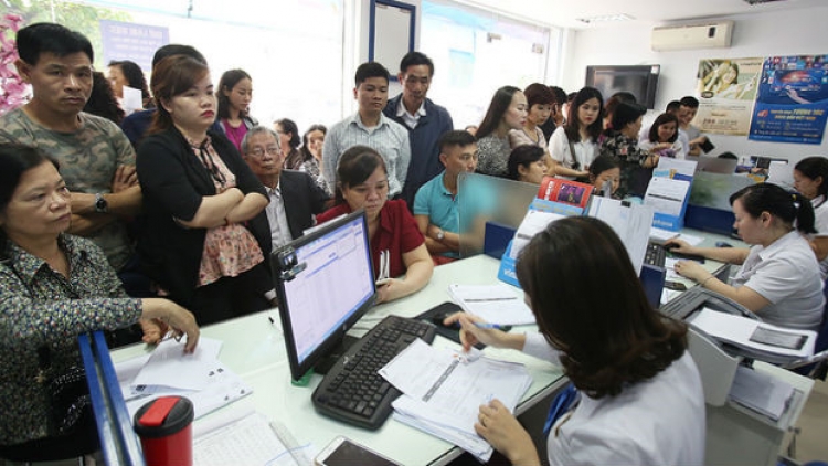 Vài ngày trước giờ khoá sổ đăng ký bổ sung thông tin theo Nghị định 49, các phòng giao dịch của các nhà mạng di động đông nghẹt người dân đến xếp hàng chụp ảnh chân dung (Thời sự chiều 22/4/2018)