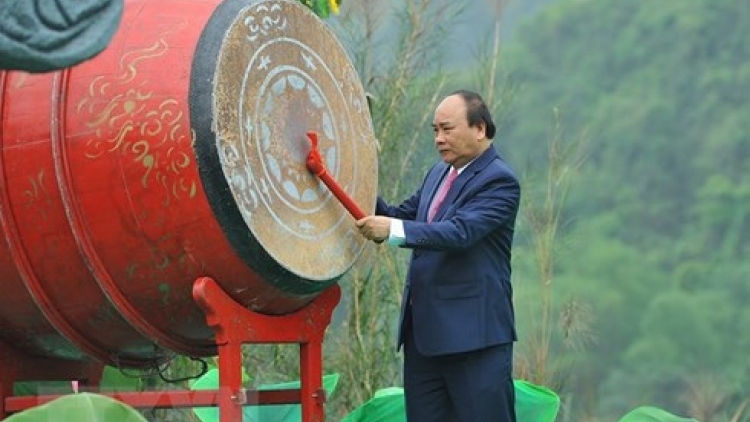 Thủ tướng Nguyễn Xuân Phúc đánh trống khai mạc lễ hội Tràng An 2018 tại quần thể danh thắng Tràng An - Ninh Bình (Thời sự đêm 29/4/2018)