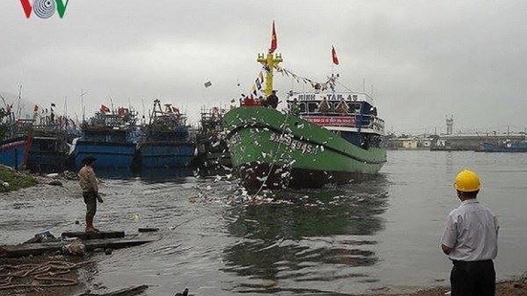 Đội tàu đóng mới theo Nghị định 67 của ngư dân thành phố Đà Nẵng có biểu hiện làm ăn thua lỗ, ngư dân để tàu nằm bờ, bỏ đi nơi khác “lánh nợ” khiến các ngân hàng lo lắng (Thời sự chiều 1/4/2018)