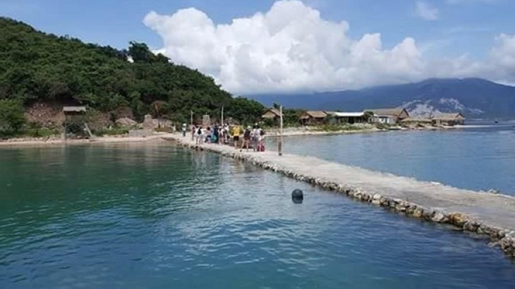 Cơ quan chức năng đề nghị phải xử lý nghiêm hành vi lấn chiếm đất công để trục lợi tại nơi dự kiến xây dựng đặc khu kinh tế Vân Phong, huyện Vạn Ninh, tỉnh Khánh Hòa (Thời sự trưa 12/4/2018)