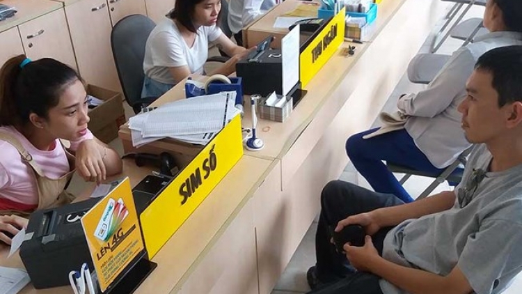 Thực hiện Nghị định 49 của Chính phủ, các nhà mạng yêu cầu chủ thuê bao nộp hình chân dung, nếu không sẽ khóa thuê bao (Thời sự chiều 8/4/2018)