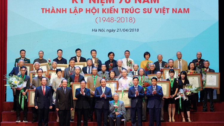 Dự lễ kỷ niệm 70 năm thành lập Hội Kiến trúc sư Việt Nam, Thủ tướng Nguyễn Xuân Phúc đề nghị cần định hướng kiến trúc Việt Nam trước những biến đổi về môi trường (Thời sự chiều 21/4/2018)