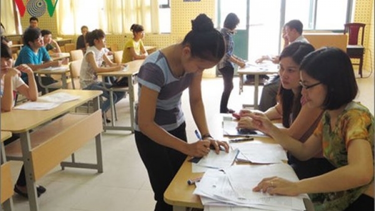 Kỳ thi Trung học phổ thông Quốc gia năm nay sẽ không thu phí dịch vụ dự thi với tất cả thí sinh (Thời sự đêm 4/4/2018)